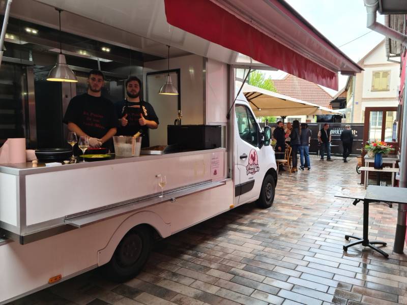 Pablo et Emilio à la manoeuvre pour la préparation du trio de rôtis