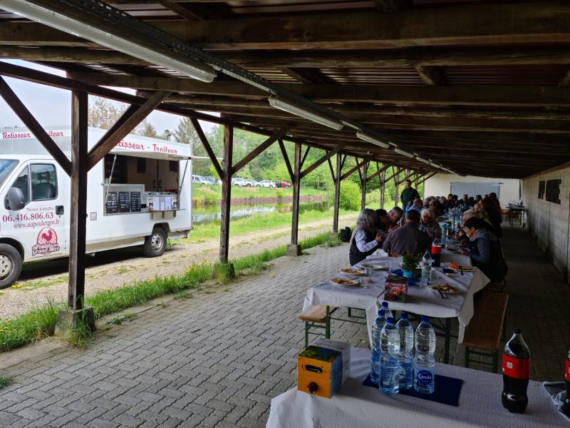 les invités de Monsieur Wagner pour son anniversaire au bord d'un étang de pêche à fegersheim le 1er mai