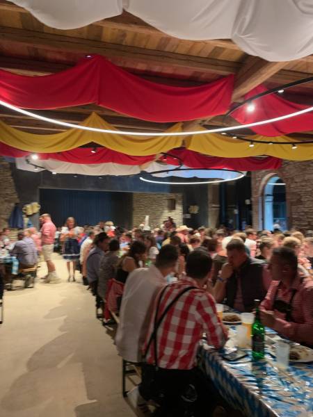 la tablée des convives du mariage organisé par la societé IMODIS,le dîner préparé par nos soins le 7 octobre 2023 à SAESSOLSHEIM