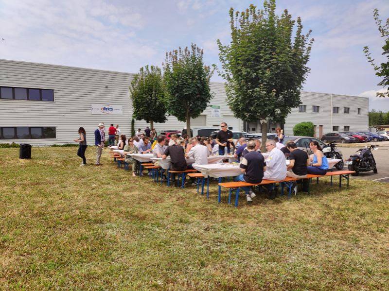 au fond, nous pouvons apercevoir l'usine ALTRICS, devant laquelle a eté disposé les tables du déjeuner