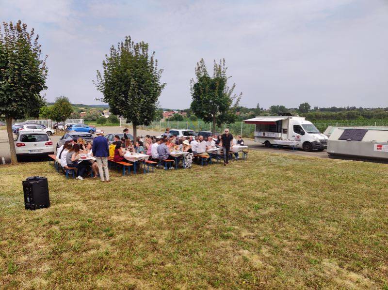 une prise de vue du é ème groupe de salariés de la société ALTRICS veant se restaurer à proximité de notre rôtisserie