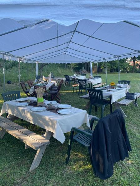 les tables apprêtées  prêtes à accueillir les invités pour le déjeuner d'annviersaire de madame Blanché