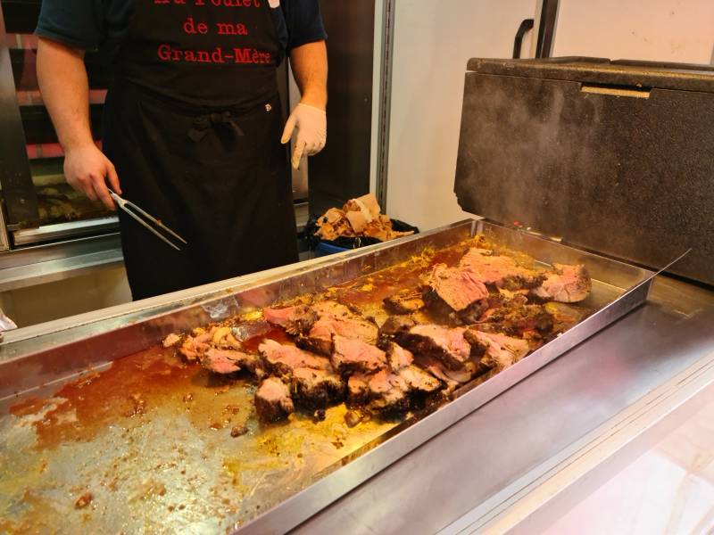 tranches de gigot émincées en attente du service