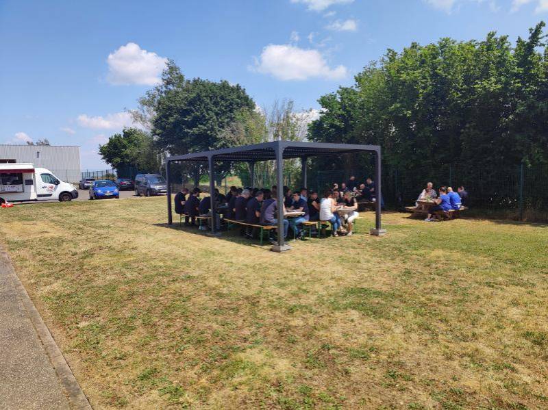 Le personnel de la société CTD SAS qui déguste les rôtis de la formule 