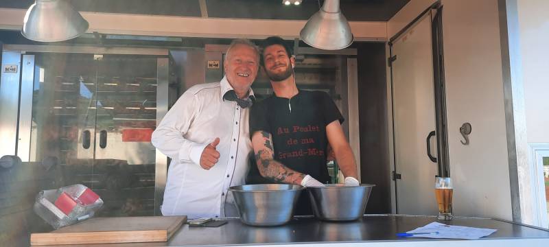 Le marié monsieur Kolher avec notre cuisinier Gael qui q préparé leur repas de mariage