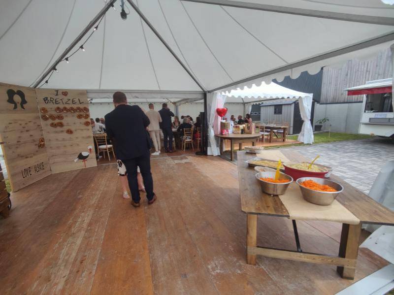 Mise en place du buffet à proximite de notre rôtisserie pour le déjeuner de mariage
