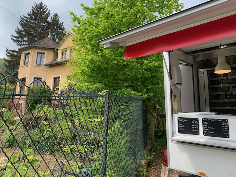 une vue de notre foodtruck et la demeure à Molkirch de Sylvia de Sylvia Ma