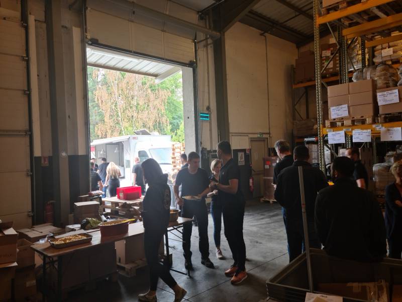le personnel de la sté RECK se servant les accompagnements avant de se faire servir le duo de viandes directement  au foodtrucks