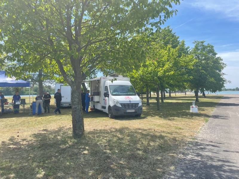 Les préparatifs pour le déjeuner de la société VNF LE 2 JUIN À gAMBSHEIM